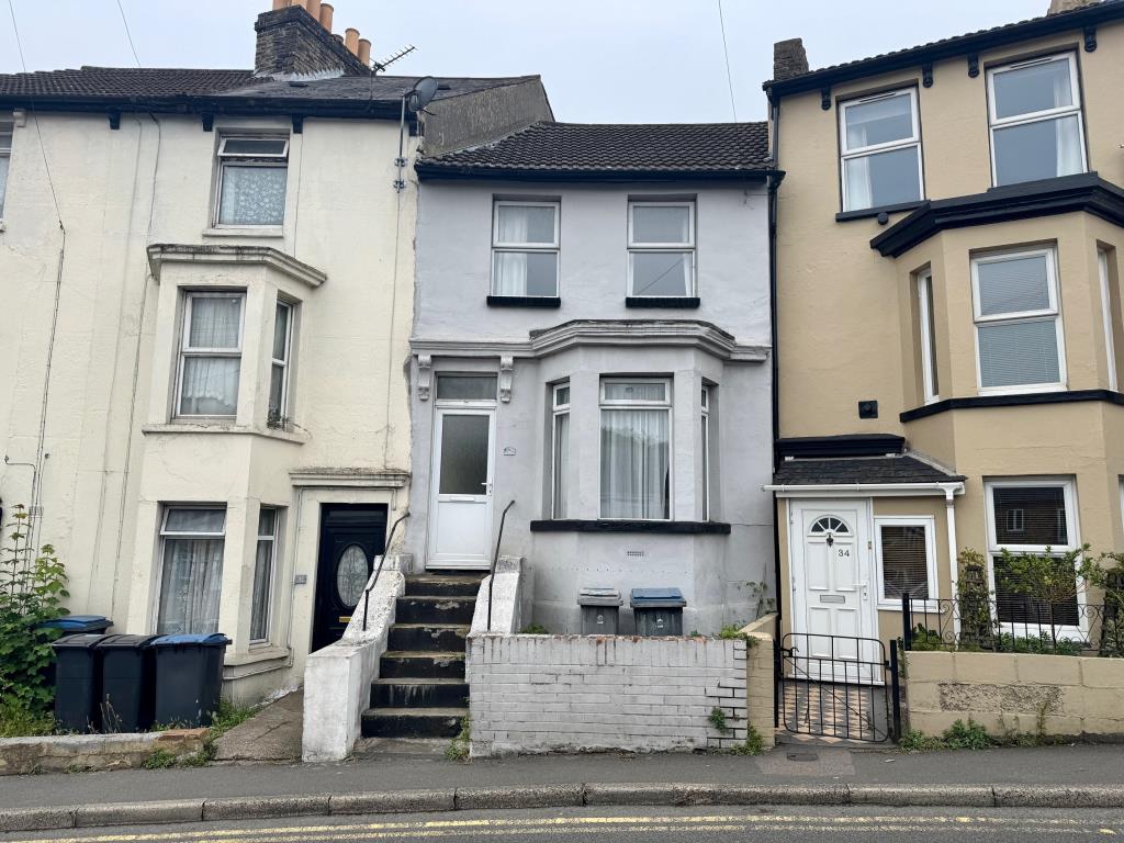 Lot: 20 - THREE-BEDROOM TERRACE HOUSE FOR IMPROVEMENT - Front of property